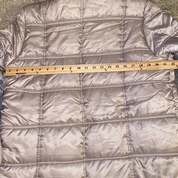 Urban Republic stone puffer coat. Detachable hood with faux fur. Size Medium - Picture 12 of 14